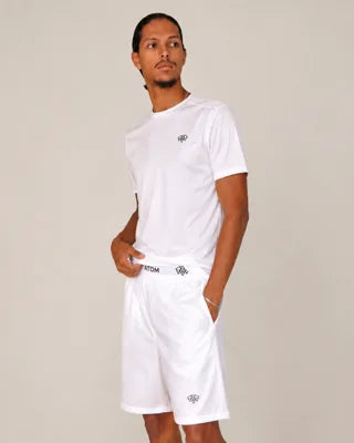 Modèle portant l'Ensemble Performance Blanc